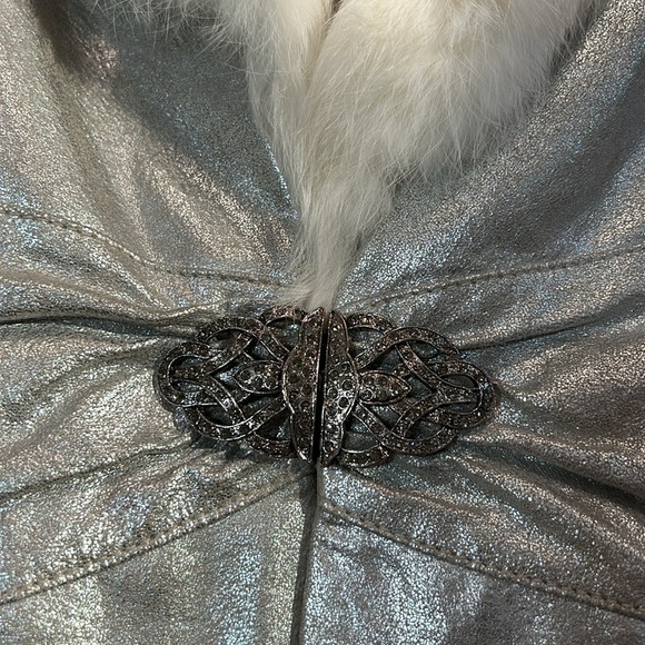 BEBE Silver metallic leather white fur trim collar/cuff trench coach large Y2K - Picture 4 of 12